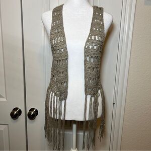 Daytrip Buckle Y2K women’s small crochet vest with fringe hem gray